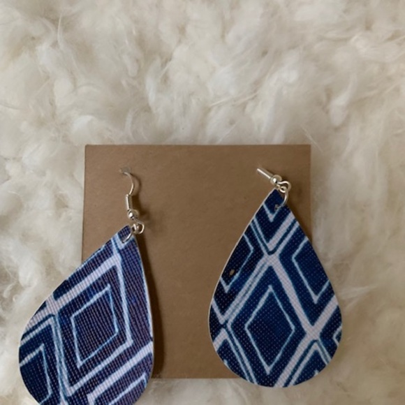 Fall in Love Earrings - Picture 3 of 5